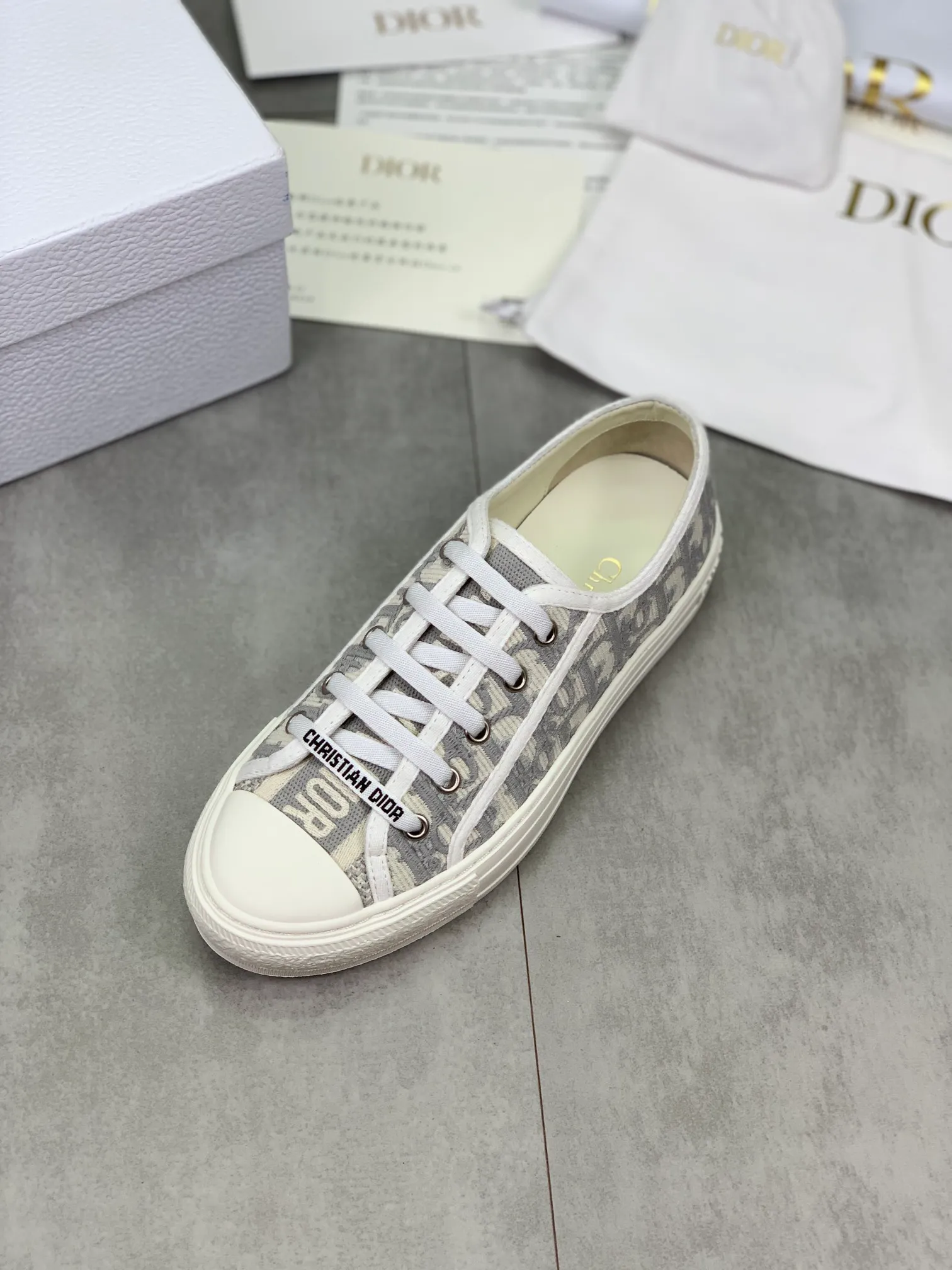 👟👟Ex-factory price 480👟👟 Dior2022 spring, summer, autumn and winter latest upgraded version of casual lace-up classic embroidered sneakers, the same style of flat-bottomed round-toe women's shoes for all seasons. It took more than two months to finally reproduce it perfectly. We made every detail exactly the same as the original. We decisively keep our own style when shipping. How can beauties who like sports not keep it for themselves? Multiple craftsmanship, original Italian imported original embroidered woven fabrics, original customized T👟👟 ex-factory price U outsole. On the surface it seems simple and has no technical content, but in fact it is quite a test of the technical operation of the master Luo Di. The market's top quality is welcome to compare, any details are unconditional 👟👟Ex-factory price K. There are pictures and the truth. Today's Internet celebrities and foreign stars are buying it one after another! Fully responsible for dressing in spring, summer, autumn and winter. All aspects of the original disassembly and materials are exclusively molded and customized, 🎗shoelace molding, hardware molding, outsole molding, even the feet are molded, the original order is made to order, and the original bronze hardware is compared to the original, not a common imitation in the market. It will be full of surprises the moment you get it! The perfect genuine version, you can go in and out of the counter at will. Fabric: Original imported embroidered woven fabric from Italy. Lining: Imported original water-dyed cowhide. Feet: Imported original water-dyed cowhide. Outsole: Original molded T👟👟Ex-factory price U bottom. Size: 35-39 (34.40.41.42 customized, non-refundable)